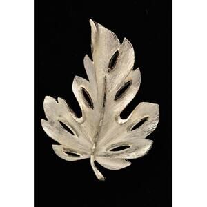 BSK Vintage Leaf Pin Brooch Brushed Silver Fall Autumn Signed BinAQ